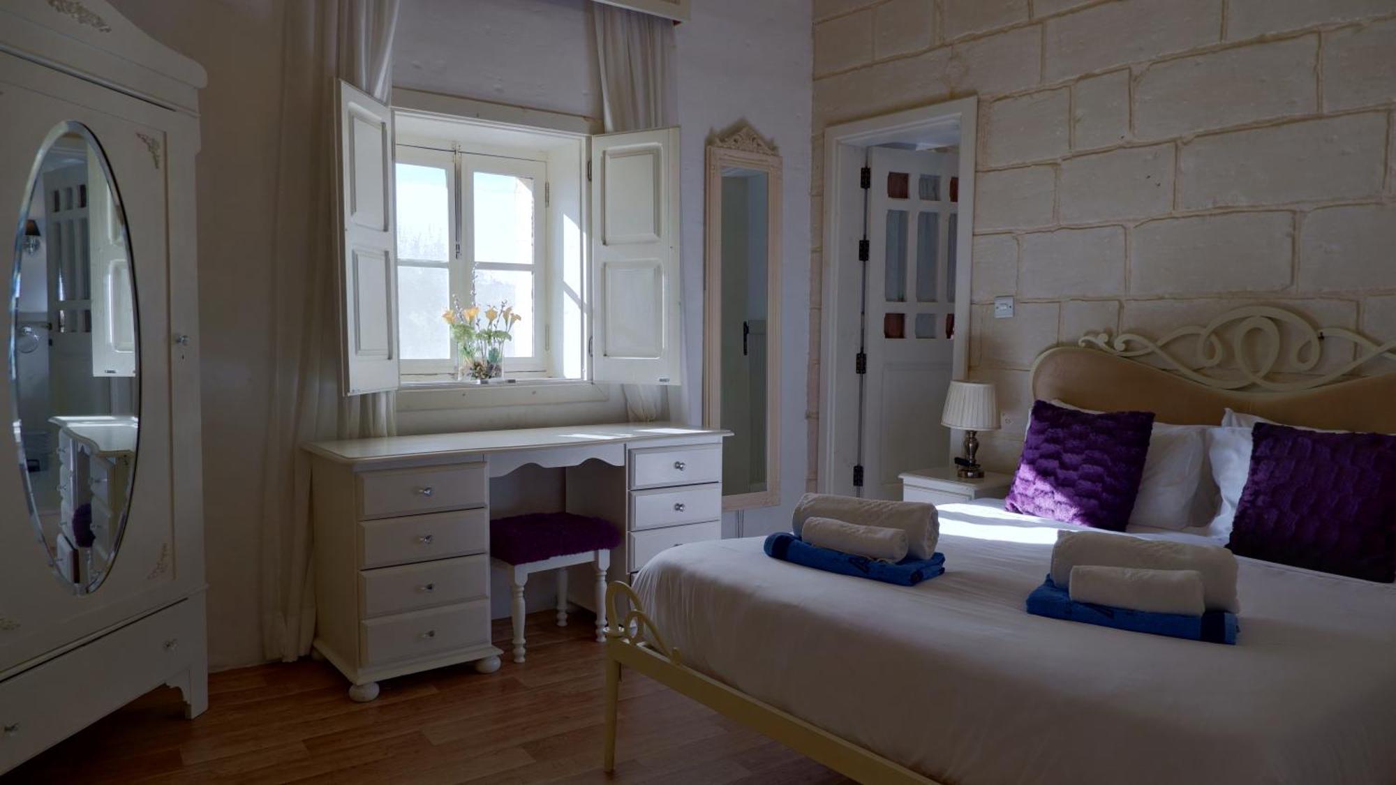 Village Knights Bed and breakfast Żebbuġ